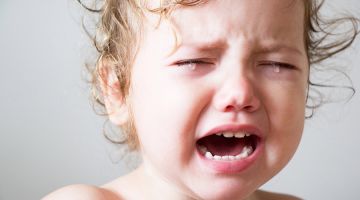 bambina che piange a2076044