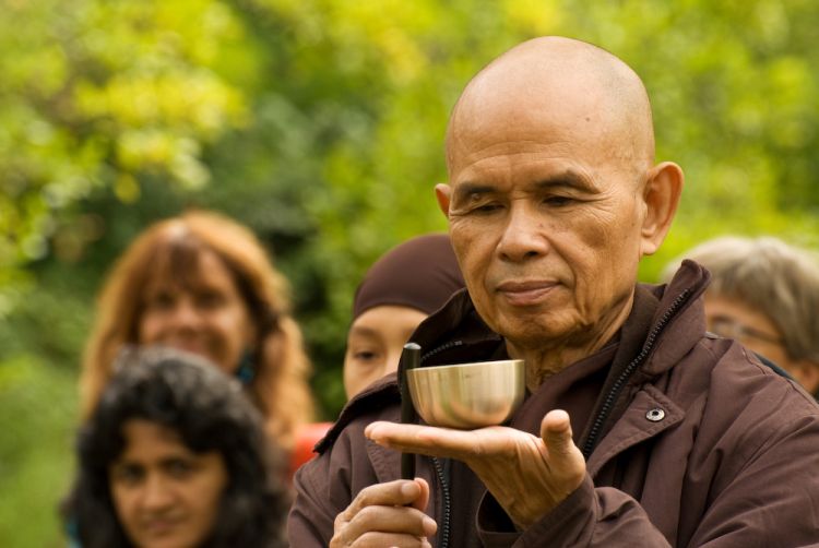 Toccare La Terra Di Thich Nhat Hanh 1 088 TNH inviting the bell 1cda3485